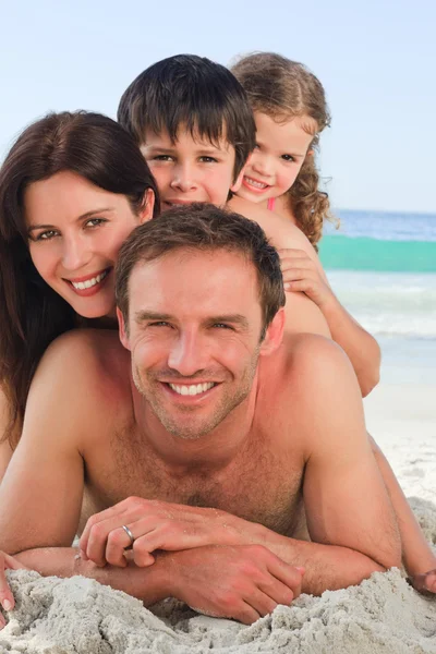 Familie op het strand — Stockfoto