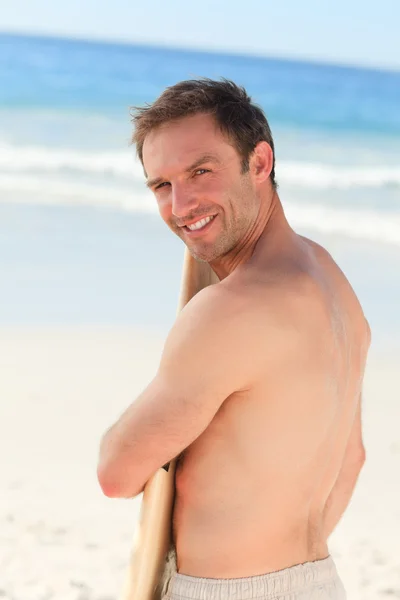 Handsome man with his surfboard — Stock Photo, Image