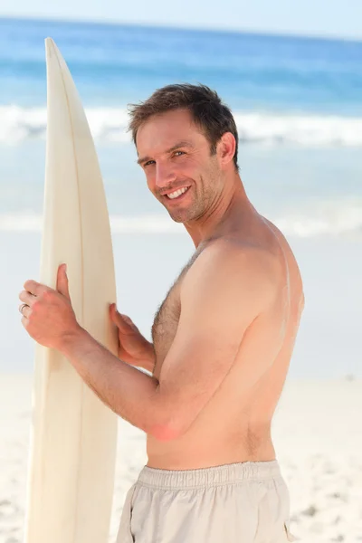Homem bonito com sua prancha de surf — Fotografia de Stock