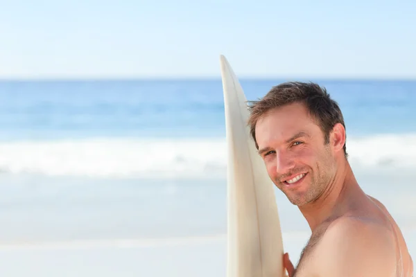 英俊的男人与他的冲浪板 — 图库照片
