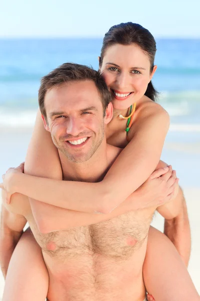 ビーチでおんぶの妻を持つ男 — ストック写真