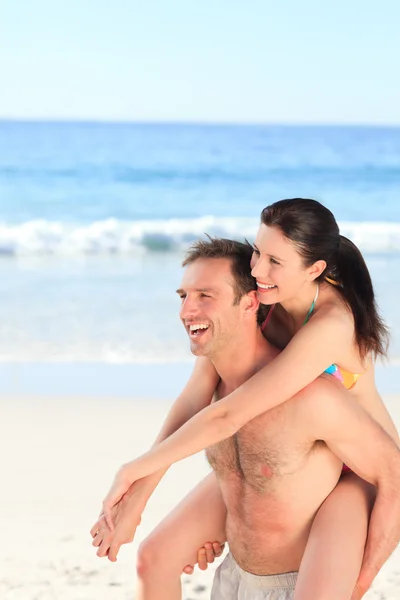 Człowiek z żoną na plaży — Zdjęcie stockowe