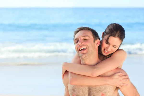 Kvinna med hennes man på stranden — Stockfoto