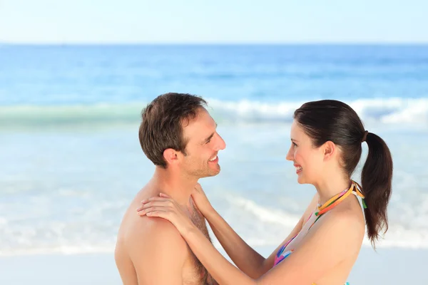 Bella coppia che si abbraccia sulla spiaggia — Foto Stock