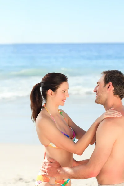 Adorable couple étreignant sur la plage — Photo