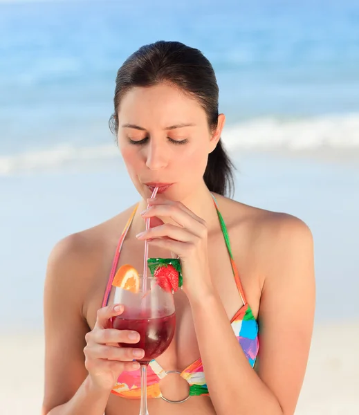 Mulher bonita bebendo coquetel na praia — Fotografia de Stock