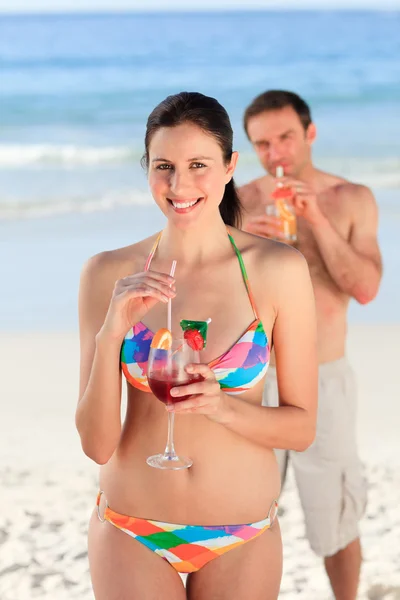 喝一杯鸡尾酒在海滩上的情侣 — 图库照片