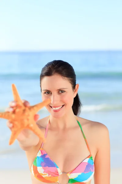 Mujer bonita con una estrella de mar — Foto de Stock