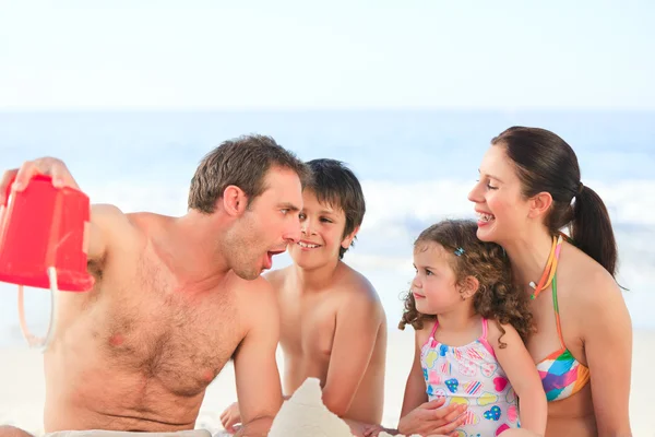 Famiglia in spiaggia — Foto Stock