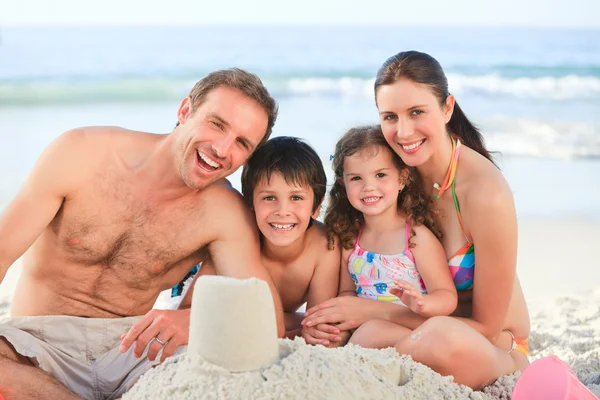 Familie aan het strand — Stockfoto