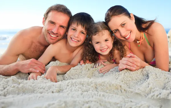 Family at the beach — Stock Photo, Image