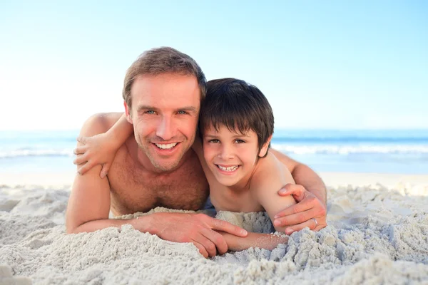 Otec a jeho syn na pláži — Stock fotografie