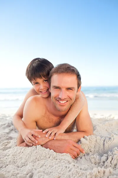 Far och hans son på stranden — Stockfoto