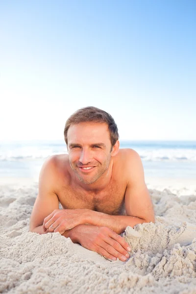 Чоловік на пляжі — стокове фото