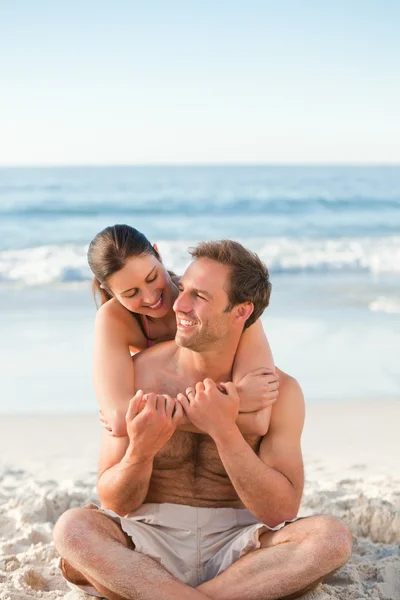 Verliebtes Paar, das sich am Strand umarmt — Stockfoto