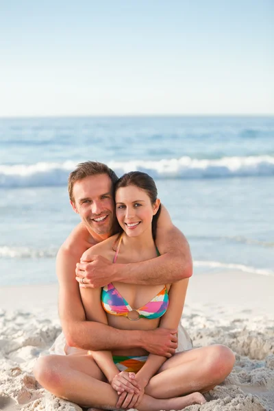 陶醉于的夫妇在沙滩上拥抱 — 图库照片