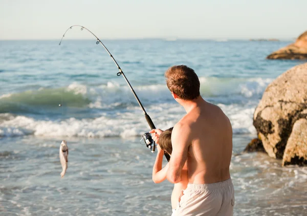 Padre pesca con suo figlio — Foto Stock