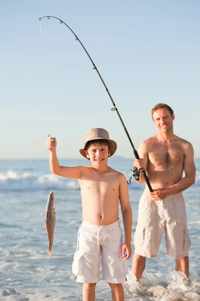 Отец рыбачит со своим сыном — стоковое фото