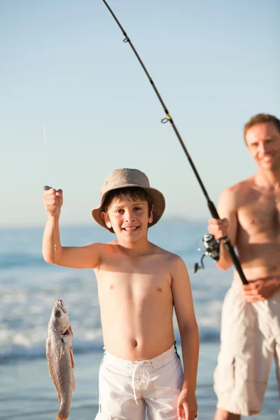 Père pêche avec son fils — Photo