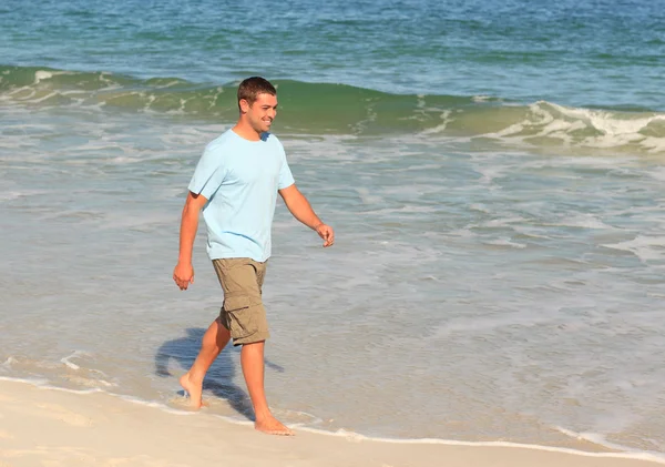 Bell'uomo che cammina sulla spiaggia — Foto Stock