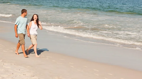Coppia passeggiando sulla spiaggia — Foto Stock