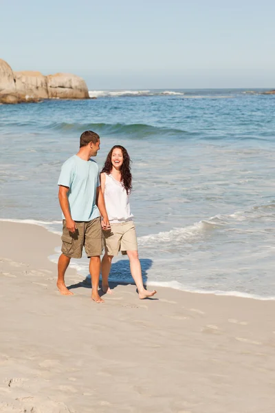 คู่รักเดินบนชายหาด — ภาพถ่ายสต็อก