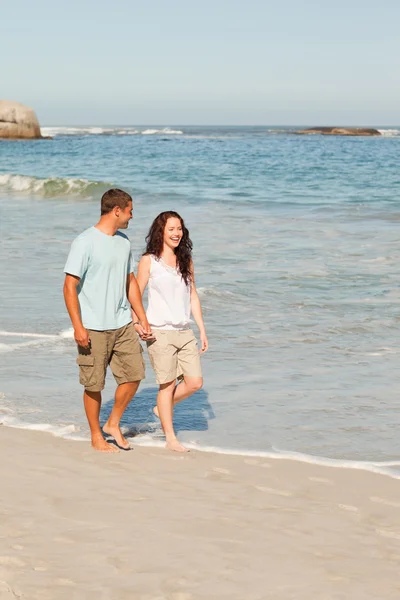 Lovers walking on the beach — Stock Photo, Image