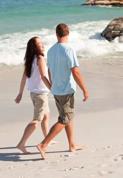 Gli amanti a piedi sulla spiaggia — Foto Stock
