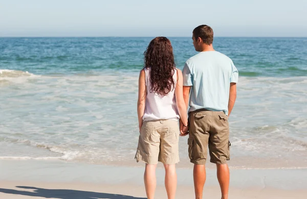 Älskare som promenerar på stranden — Stockfoto