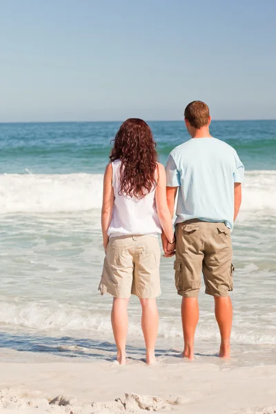 在沙滩上散步的情侣 — 图库照片
