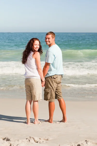 Älskare som promenerar på stranden — Stockfoto