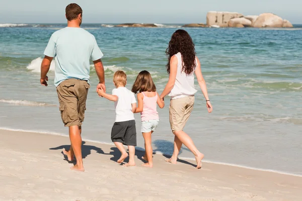 Family walking on the beach — Stock Photo, Image