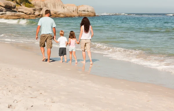 Aile sahilde yürüyor. — Stok fotoğraf