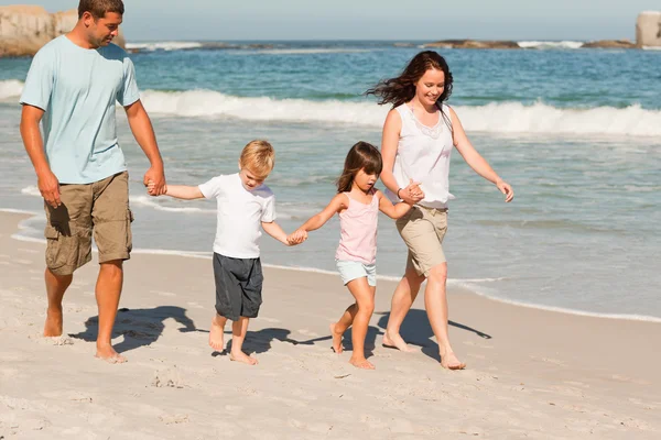 海岸を歩く家族 — ストック写真