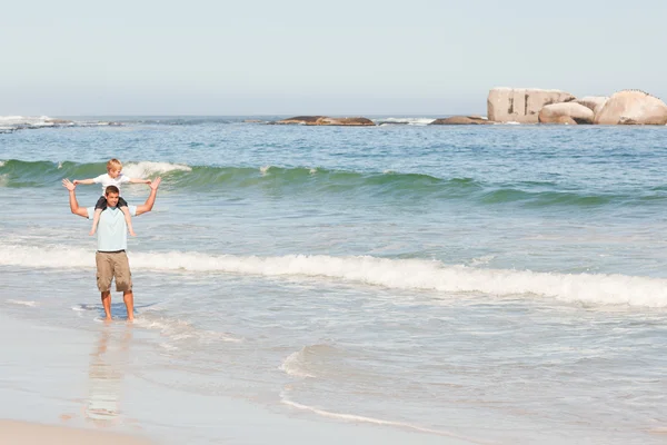 Otec dává synovi přilepí na pláži — Stock fotografie
