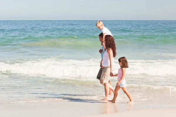Família alegre na praia — Fotografia de Stock