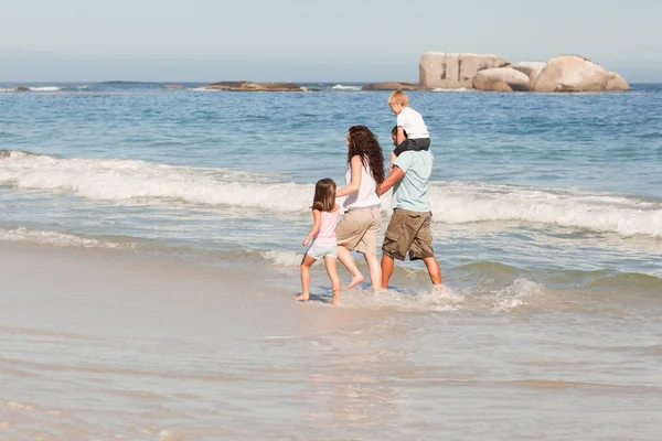 Vrolijke familie op het strand — Stockfoto