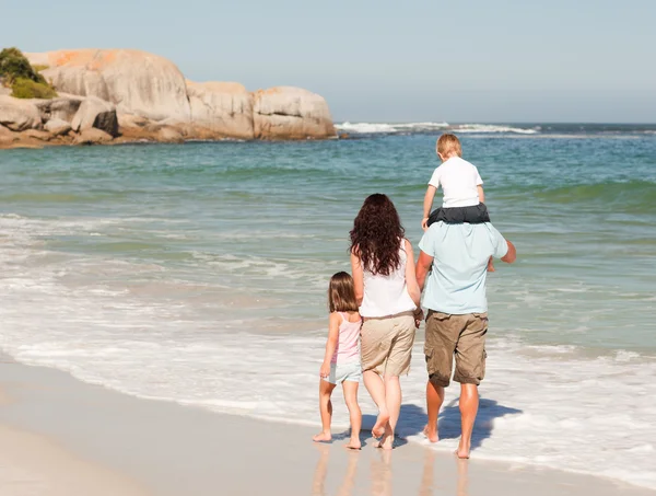 Glada familjen på stranden — Stockfoto