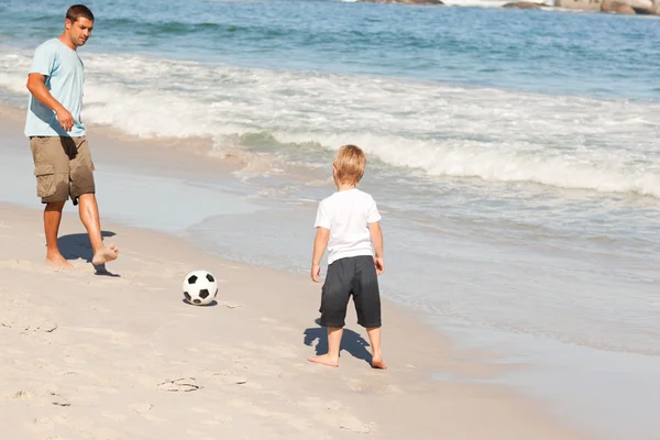 Padre jugando al fútbol con su hijo — Foto de Stock