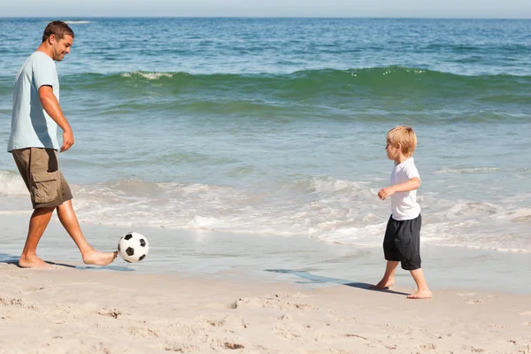 Pai jogando futebol com seu filho — Fotografia de Stock