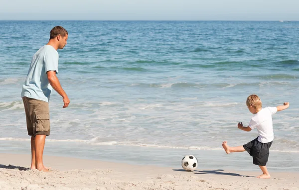 Père jouant au football avec son fils — Photo