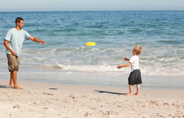 Kleine jongen frisbee spelen met zijn vader — Stockfoto