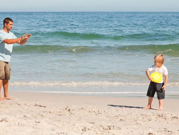 Pequeño niño jugando frisbee con su padre — Foto de Stock