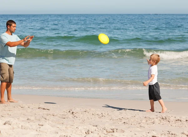 Petit garçon jouant au frisbee avec son père — Photo