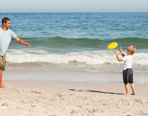 Menino brincando de frisbee com seu pai — Fotografia de Stock