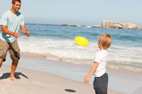 Ragazzino che gioca a frisbee con suo padre — Foto Stock