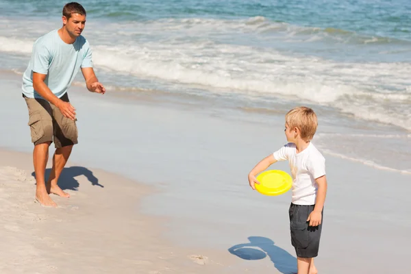 Liten pojke spela frisbee med sin far — Stockfoto