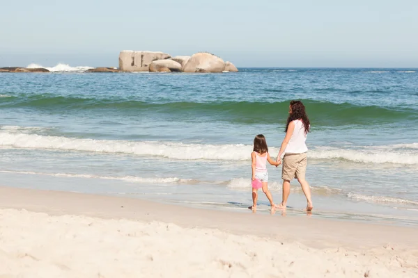 Moeder en haar dochter op het strand — Stockfoto