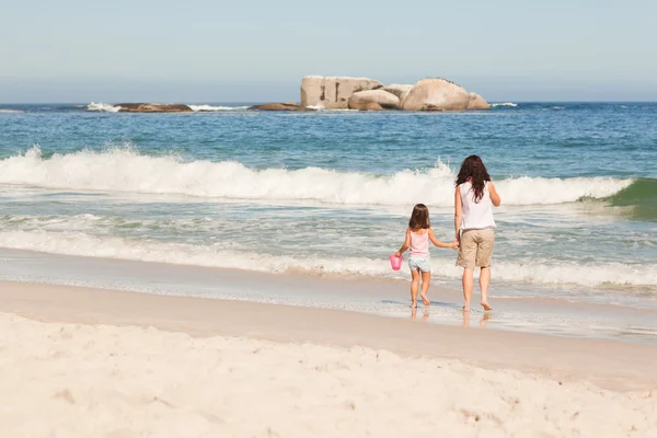 Mor och hennes dotter på stranden — Stockfoto