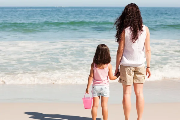 母亲和她的女儿在海滩上 — 图库照片